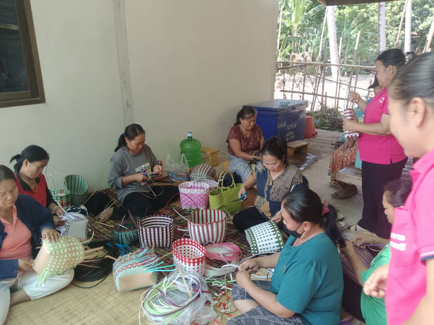 โครงการพัฒนาสตรีตำบลดงเย็น ส่งเสริมพัฒนาทักษะอาชีพจักสานตระกร้าจากเส้นพลาสติก